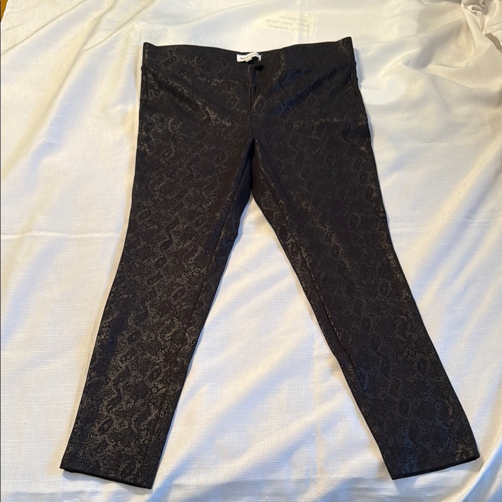 Gibson Latimer Black Cropped Ankle Pants with iridescent Snake Pattern